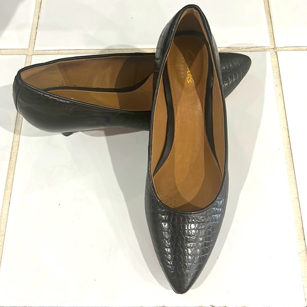Clark’s 7.5M black alligator embossed pumps EUC 2” kitten heels